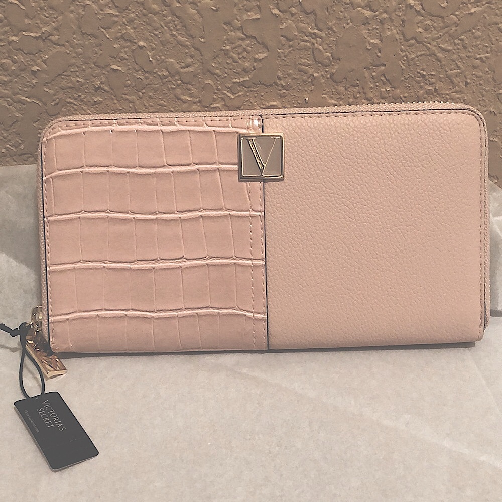 NWT Victoria’s Secret large zip wallet. Dusty pink color. Vintage Reptile design